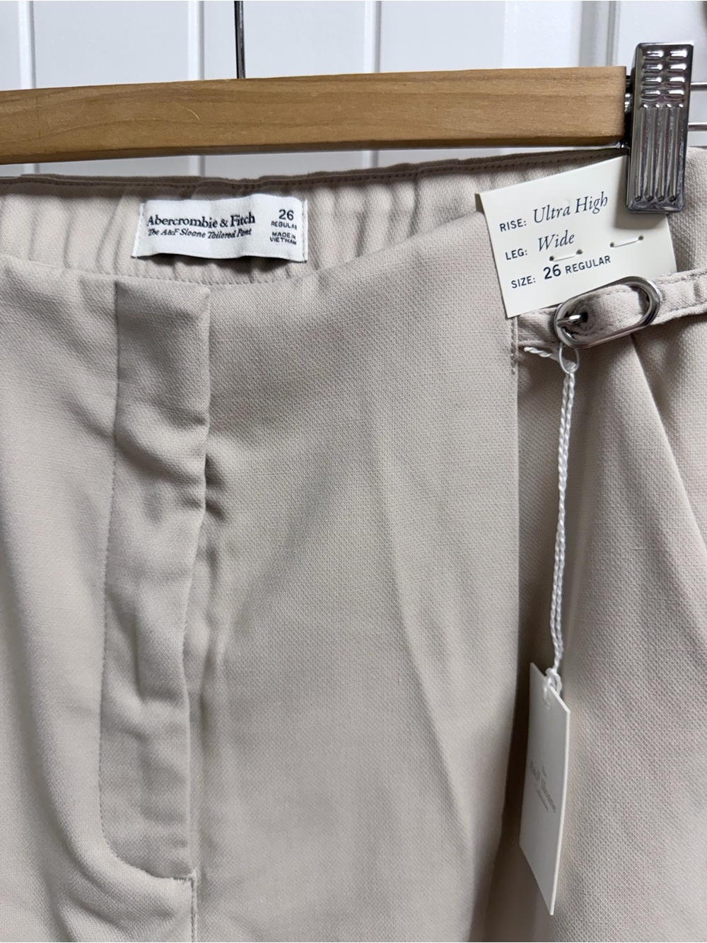 Abercrombie & Fitch Sloane Tailored Wide-Leg Trousers in Light Cream - Picture 4 of 6